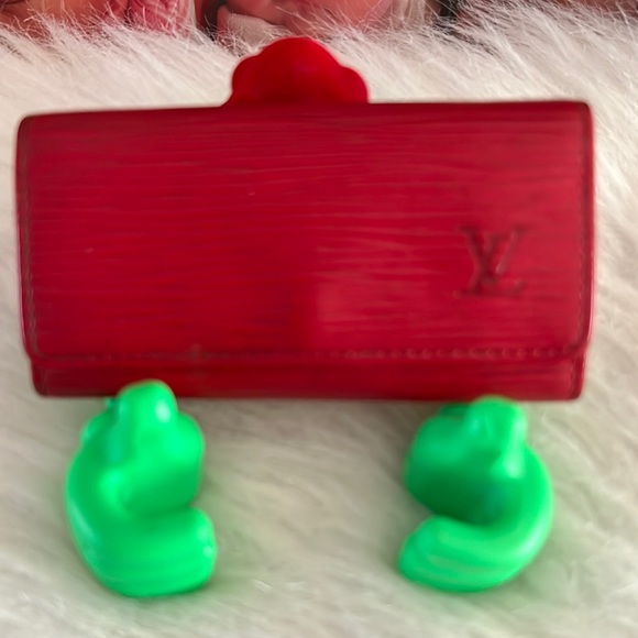 Louis Vuitton Epi Red 4 keychain. Date Code CA1917 - Picture 1 of 13